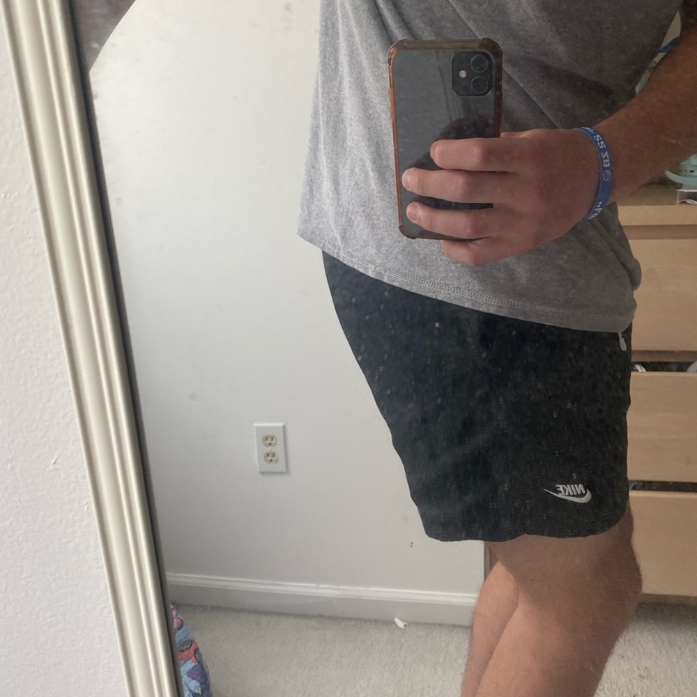 6 inch inseam Nike Woven Shorts. Worn ONCE. In perfect condition. Size Large.